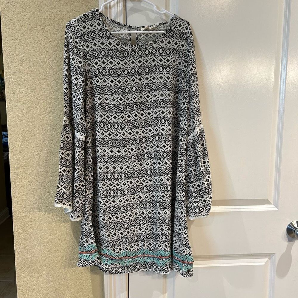 Roxy medium black‎ and white geo print long sleeve dress